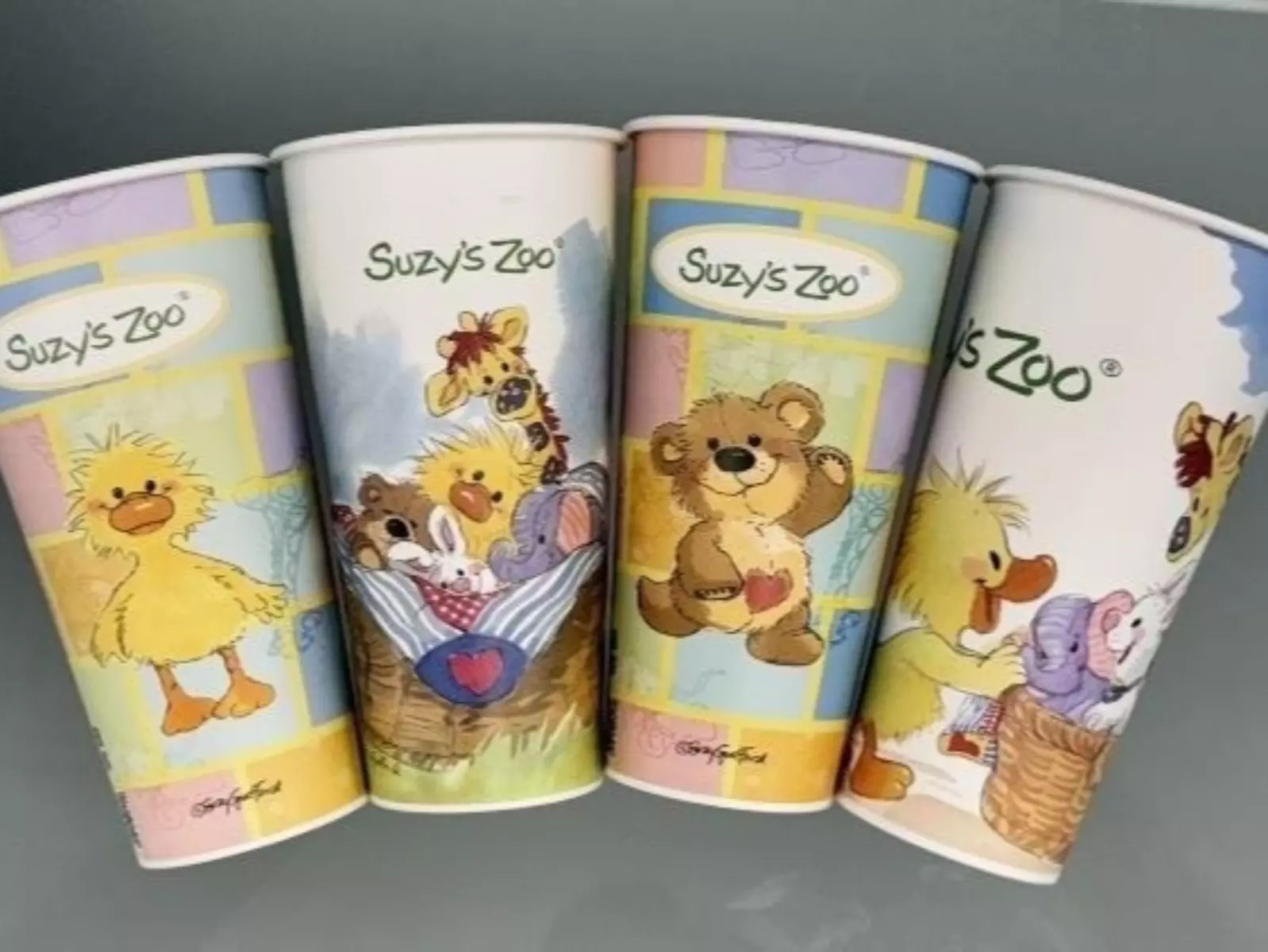 以超萌布夫熊聞名的「Suzy's Zoo」聯手無飲推出環保杯、悠遊卡與飲料杯，還有兩款聯名限定飲品「鳳梨熊冰茶」、「熊愛葡萄奶霜」等你來喝！