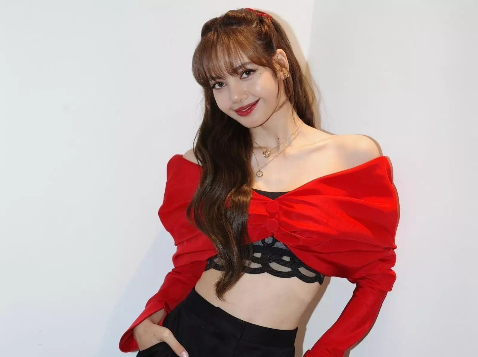 BLACKPINK Lisa 奔向緋聞男友 LVMH 三公子 Frédéric Arnault 畫面曝光！並肩甜笑引網喊：「原地結婚！」