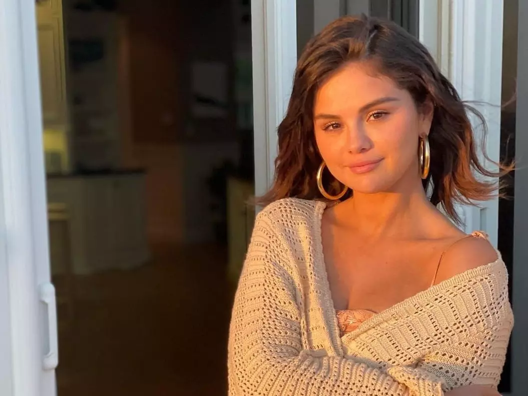 賽琳娜 Selena Gomez 坦承單身五年習慣了，想過找不到真愛：「就當單親媽媽！」