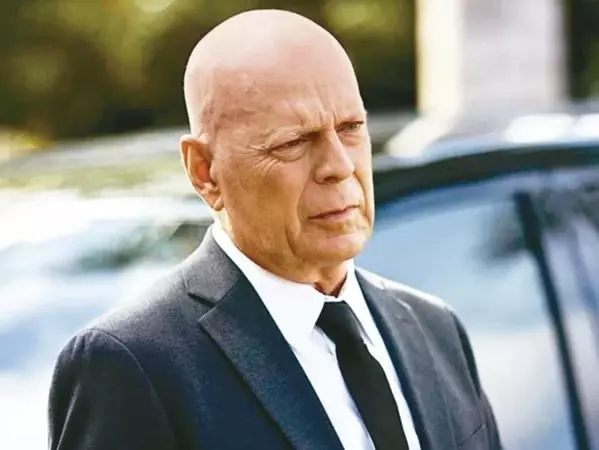 布魯斯威利 Bruce Willis 患失智、失語症！女兒親揭近況：「他非常寵溺孫女！」