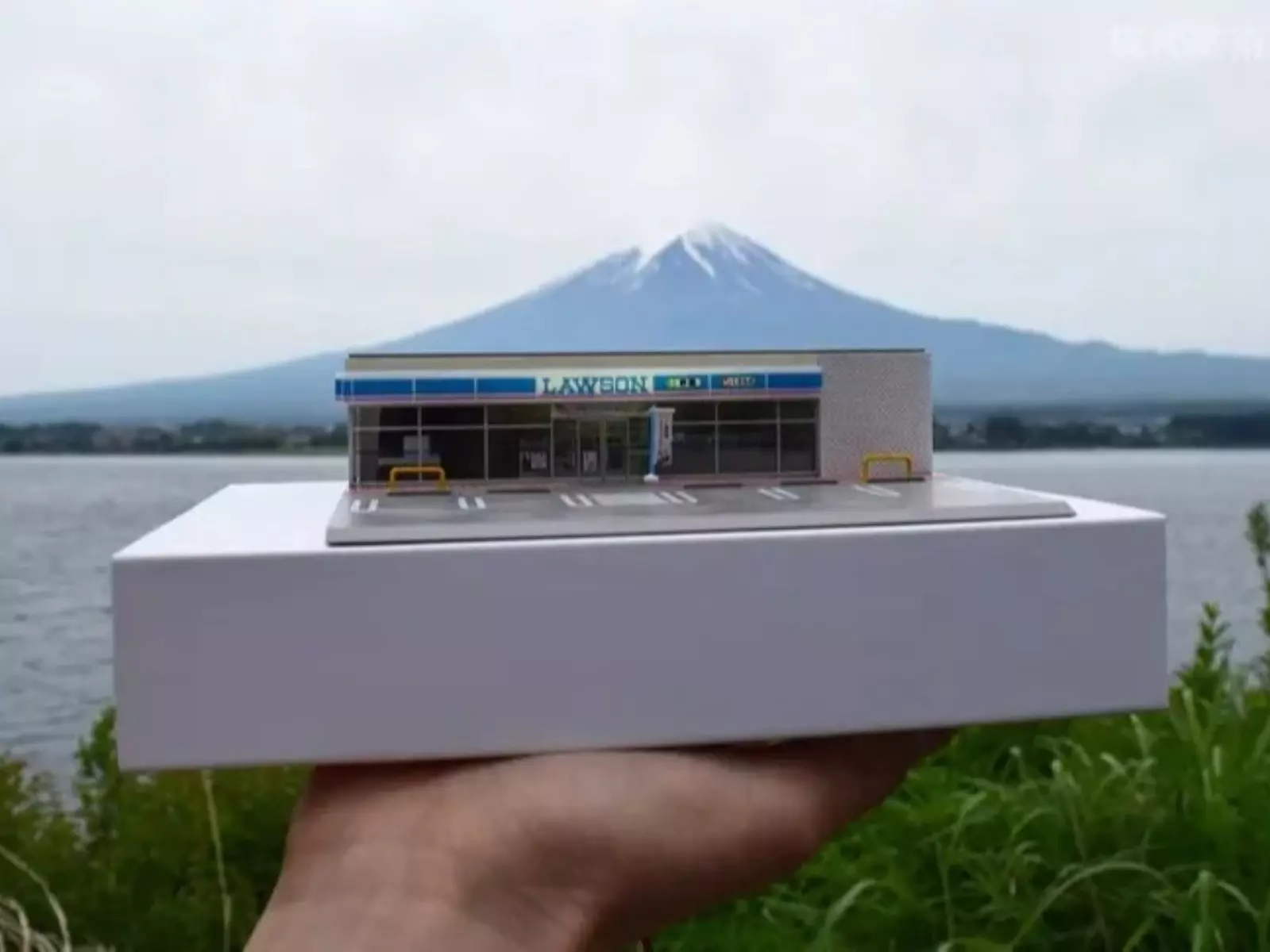 日本網友製作「富士山 LAWSON 模型」爆紅，神還原細節讓你到哪都能打卡拍照！