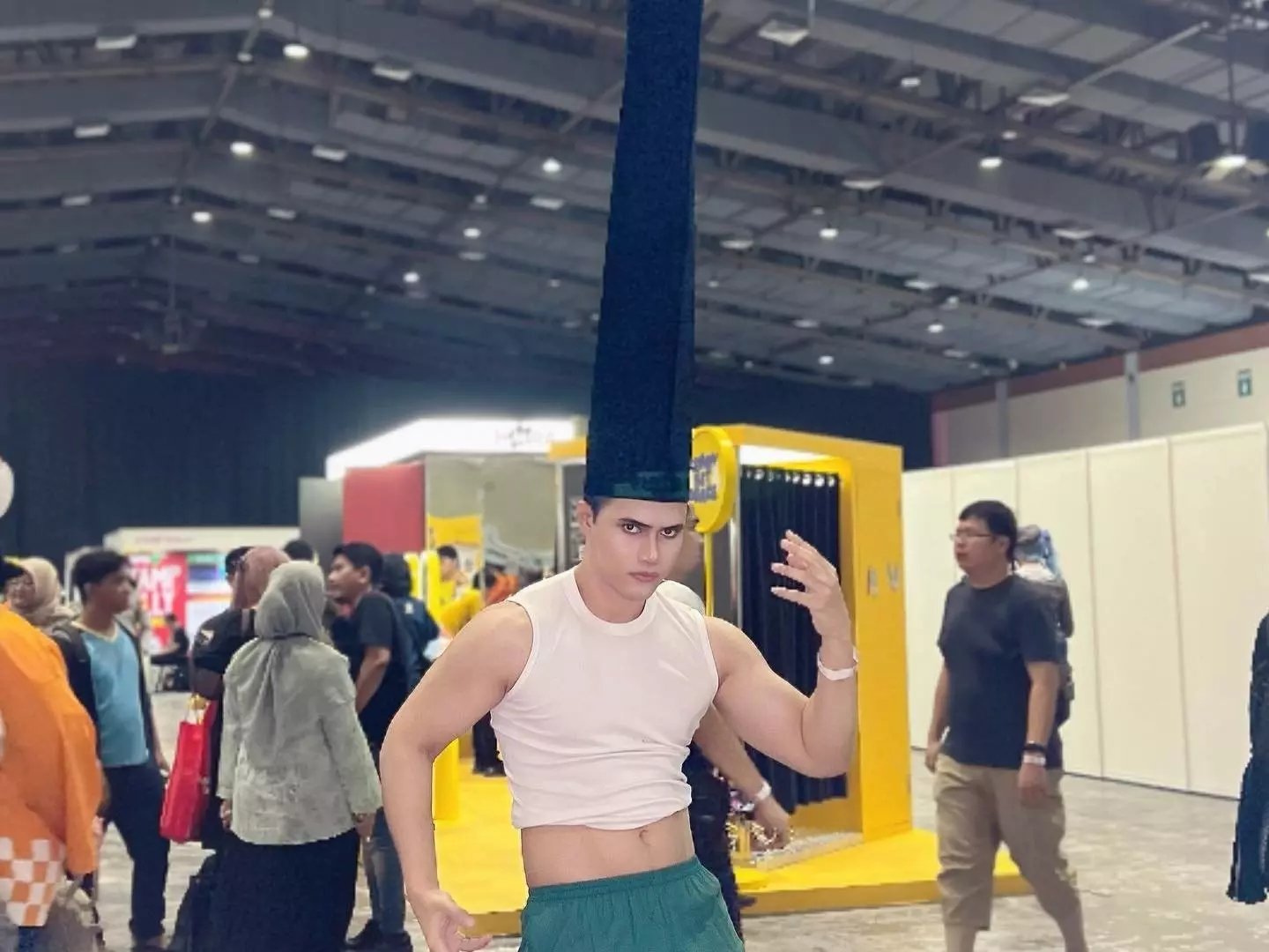 《HUNTER×HUNTER 獵人》大傑被印尼 Coser 巧妙神還原，「一柱擎天頭髮」引發話題！