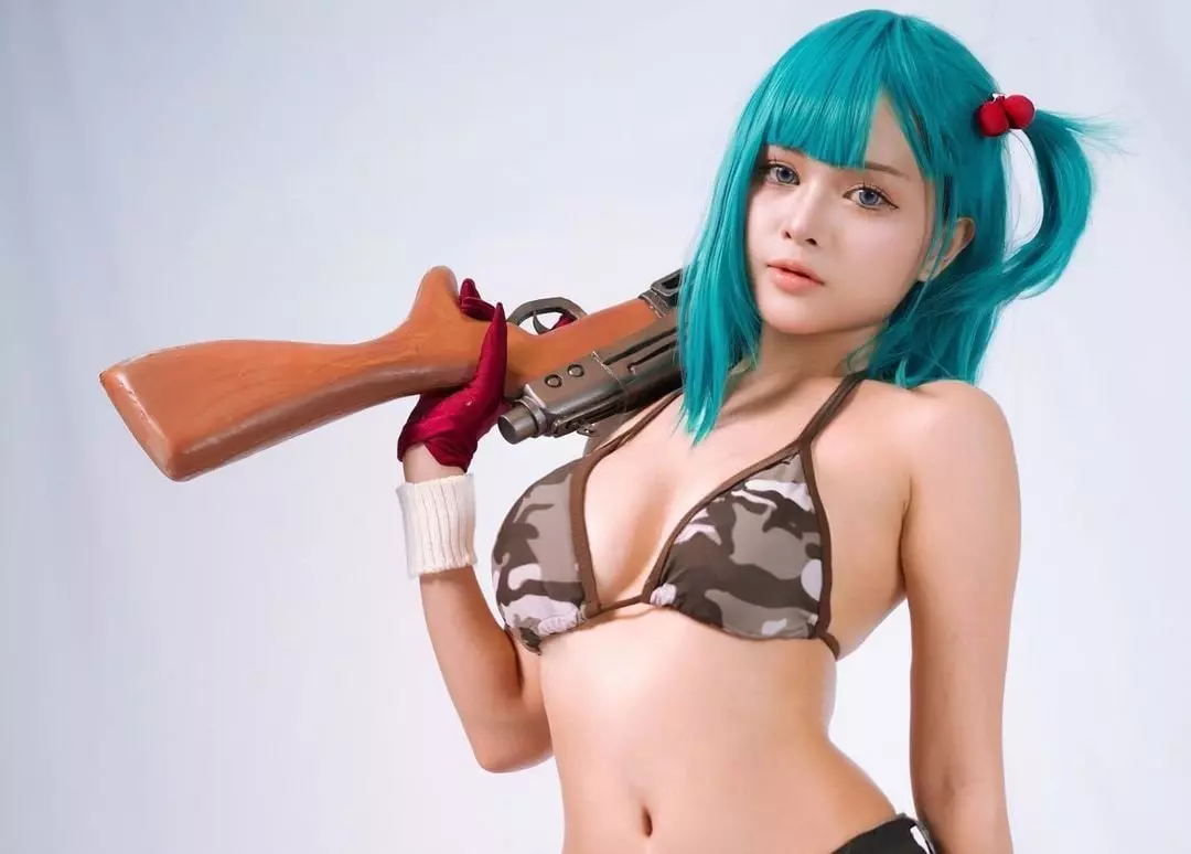菲律賓火辣 Coser「Miho」神還原《七龍珠》布瑪，大秀蠻腰、Q 彈屁股蛋超誘人！【野生抓正妹】