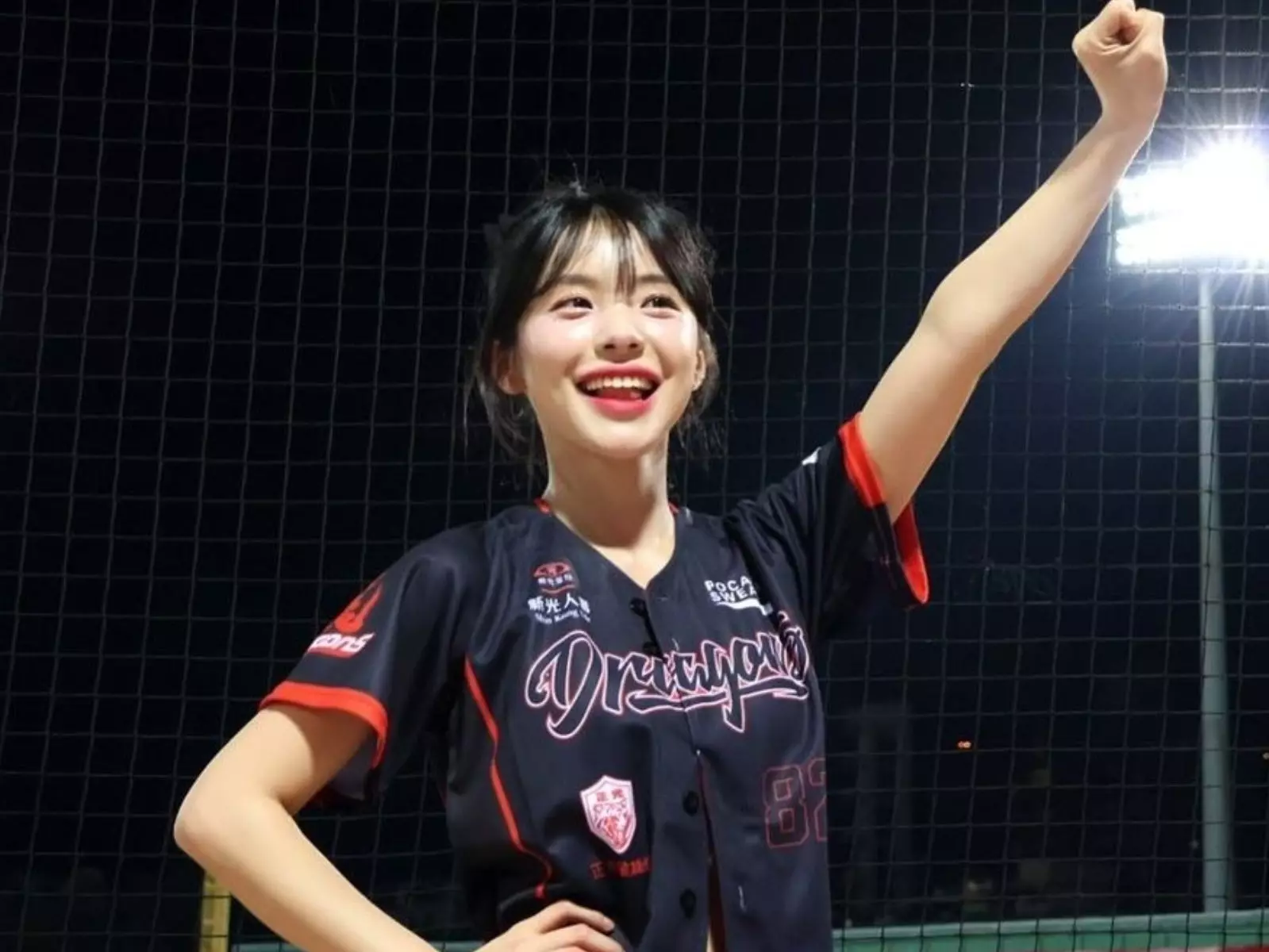 李多慧率小龍女「蒙眼辣舞」，引網友議論：「是否失去應援本意？」【野生抓正妹】