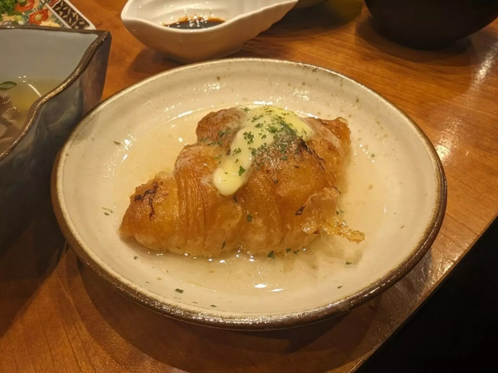 日本店家推出超獵奇美食「可頌關東煮」，謎之口味準備讓法國人崩潰！