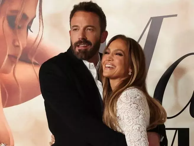 班艾佛列克 Ben Affleck、珍妮佛洛佩茲 Jennifer Lopez 爆出每週 1 次都沒有！連接吻都要先吃口香糖～