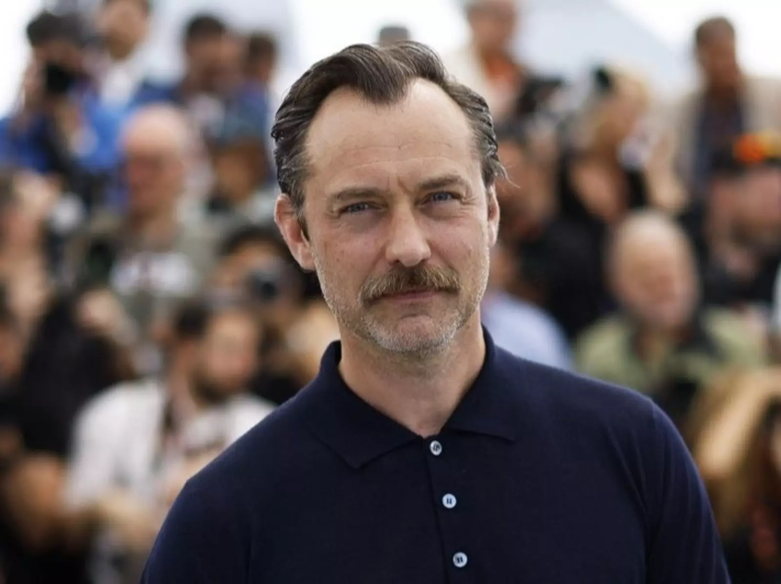 裘德洛 Jude Law 年過半百禿頭，自嘲：「後悔年輕時不肯賣帥！」