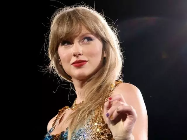 泰勒絲 Taylor Swift 演唱會流鼻涕畫面瘋傳！手捏、舔掉舉動歌迷心疼：「好敬業！」