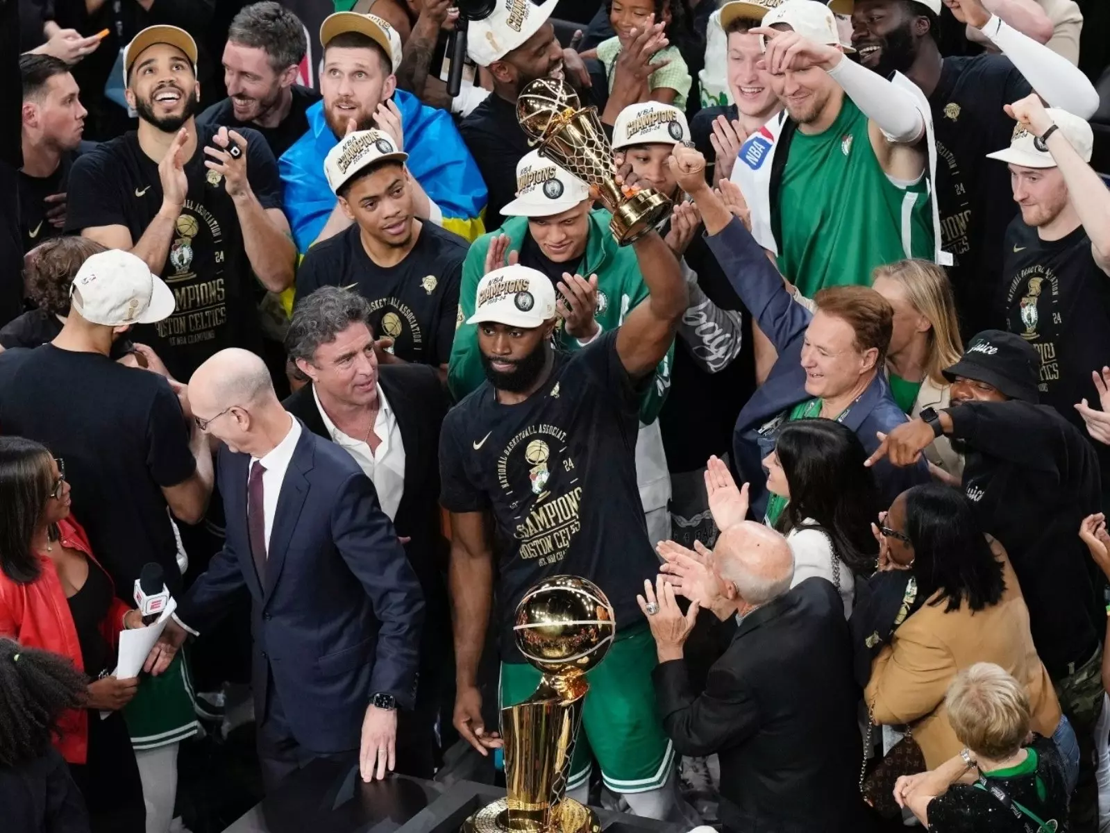 NBA／Jaylen Brown 拿下 FMVP，Jayson Tatum 在一旁鼓掌慶祝！
