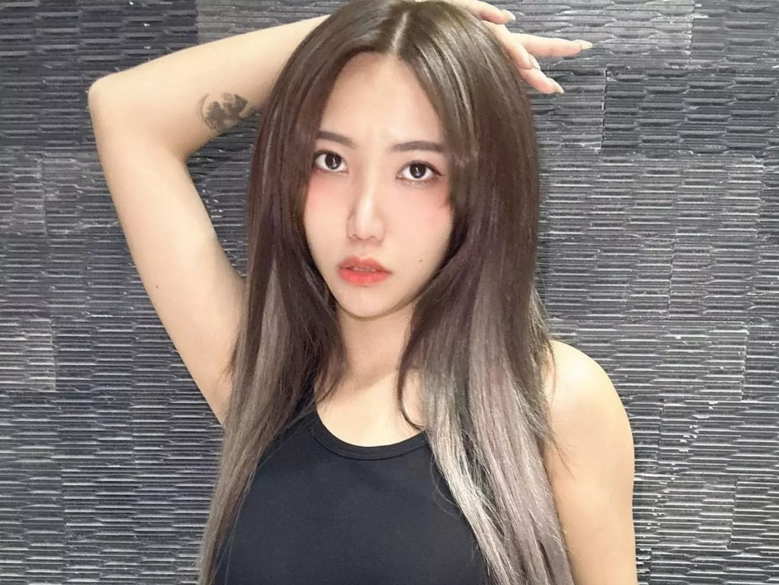 台灣女優周甯救生衣  S  號太緊繃，喊支援：「誰來幫我扣一下～」【老司J開車】