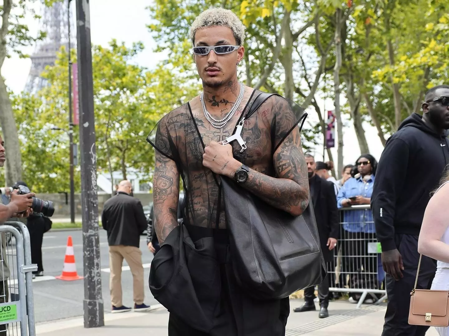 NBA 球員 Kuzma 現身法國 Rick Owens 2025 春夏大秀，黑色薄紗超性感登場！