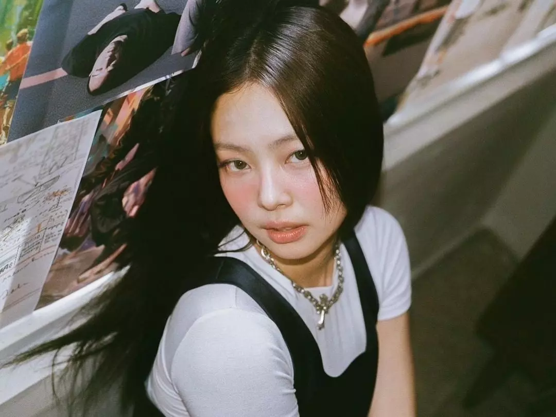 BLACKPINK Jennie 廣告 Rap 疑似嘲諷 YG：「被黑暗籠罩的日子，我們從歷史中走出來！」
