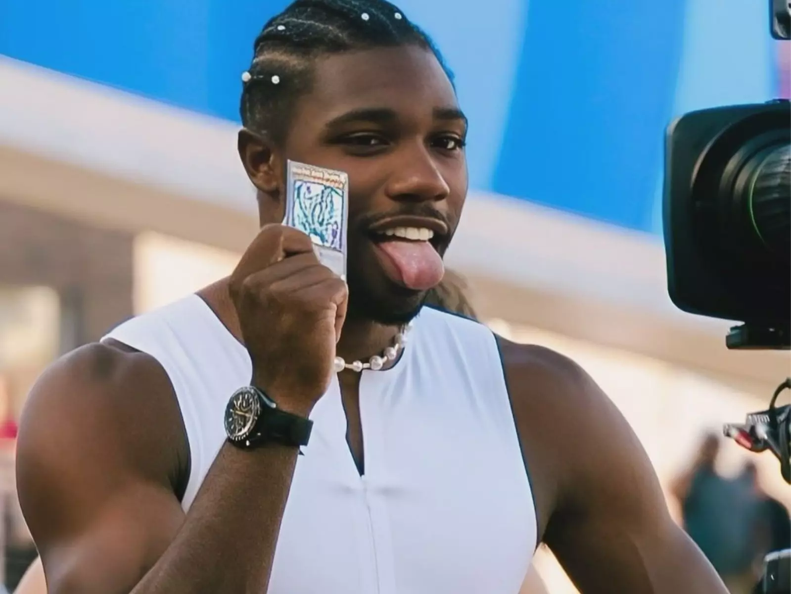 美國短跑選手 Noah Lyles 掏出遊戲王「青眼白龍」及「黑暗大法師」100 公尺奪冠！