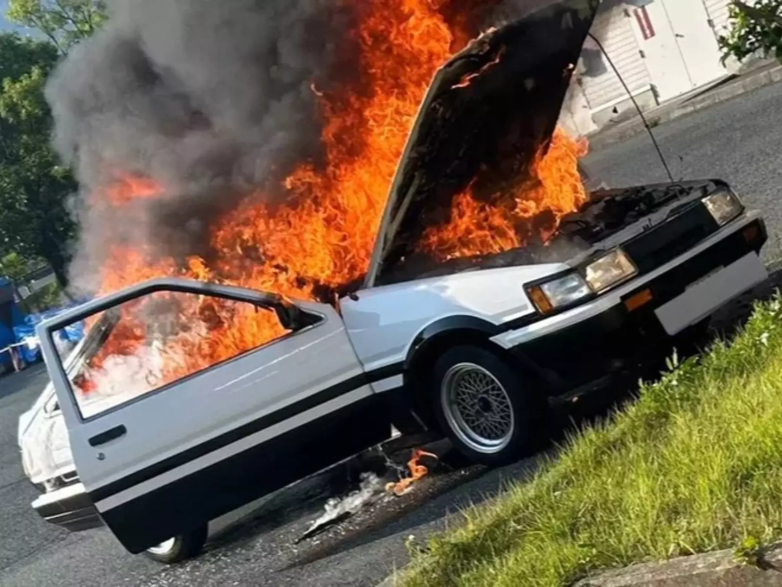 《頭文字D》鐵粉興奮入手神車 AE86，開不到四小時竟發生火燒車意外成廢鐵！