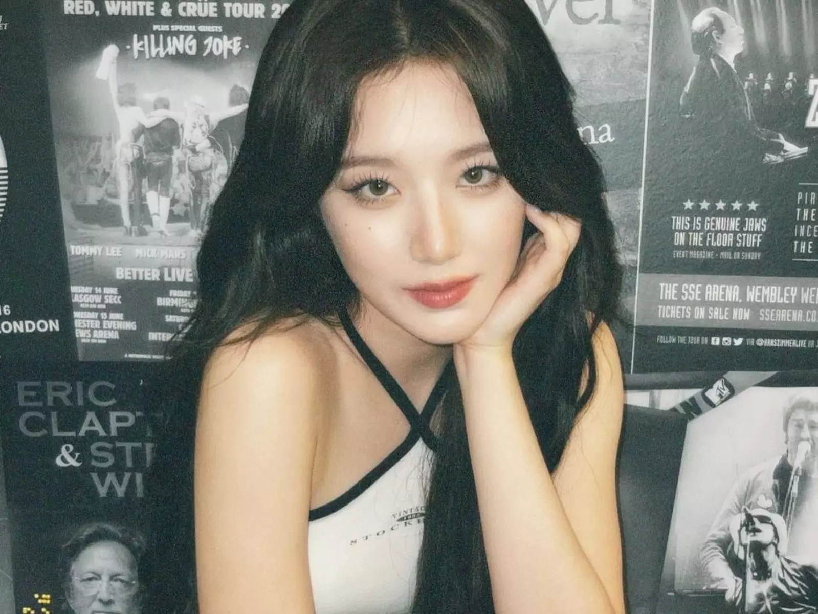 (G)I-DLE 舒華最新自拍美照曝光！緊身背心洩出火辣曲線，網嗨：「請收斂不要那麼美！」