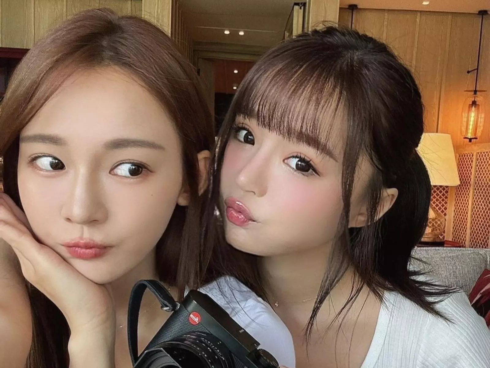 林莎、元元 S2O 潑水音樂節解放好身材！兩人身穿同款不同色泳裝，網嗨翻：「小朋友才做選擇！」【野生抓正妹】