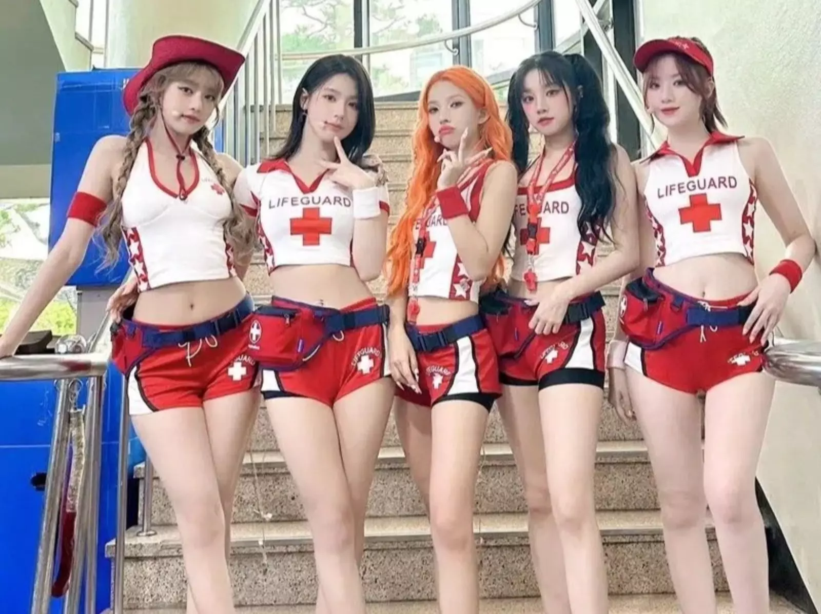 (G)I-DLE 表演服擅自使用紅十字商標引爭議！韓網：「當初看到就覺得不妙⋯」