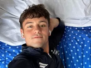 巴黎奧運／英國跳水選手湯姆戴利 Tom Daley 親自測試「紙板床」承受力！網友笑：「姿勢不意外！」