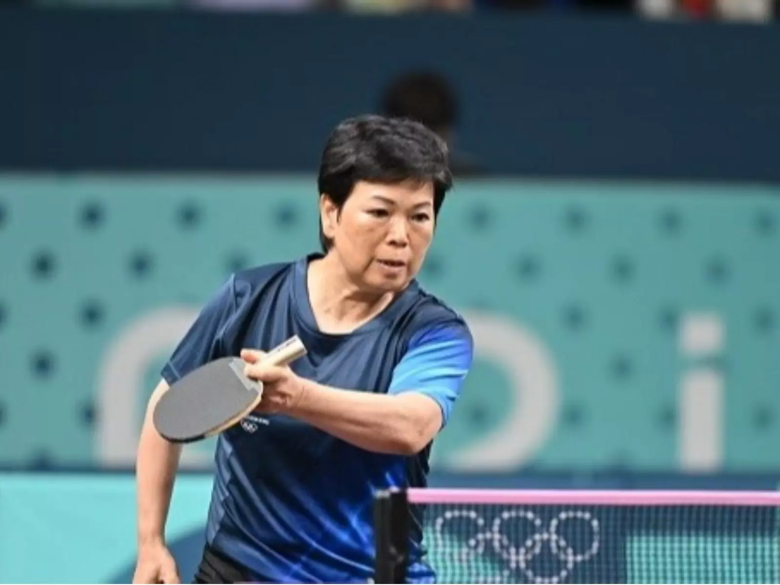巴黎奧運／61 歲「桌球阿嬤」倪夏蓮奪奧運首勝寫下歷史，網友狂讚「真‧阿嬤都比你強！」