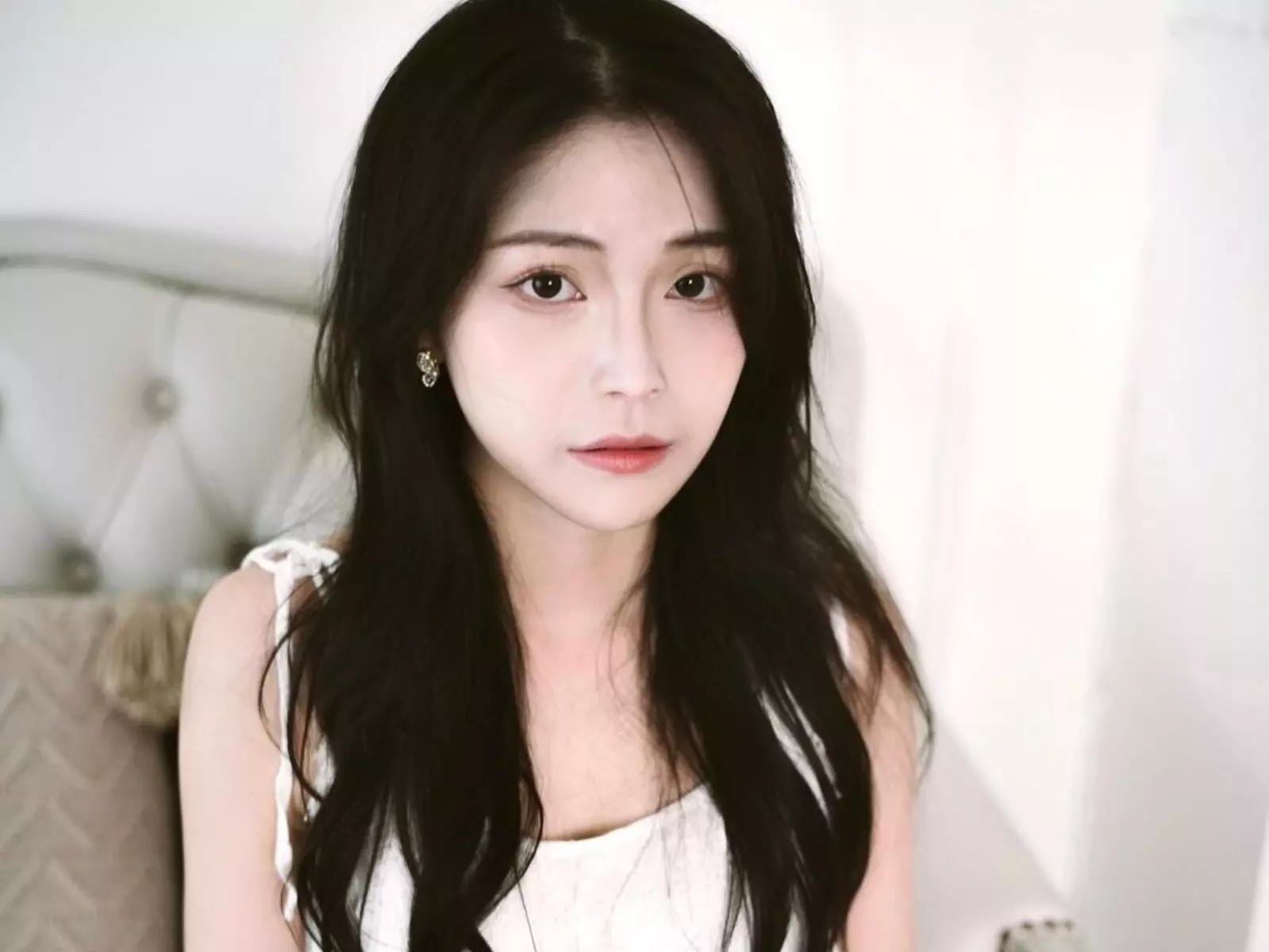 李雨倢「台大經濟系正妹」，畢業袍下暗藏洶湧曲線！【野生抓正妹】