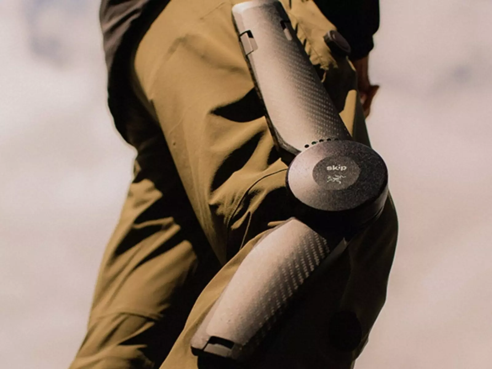 Arc’teryx 始祖鳥攜手科技公司 Skip 推出「 MO/GO 動力外骨骼褲」，一款要價台幣近 15 萬元！
