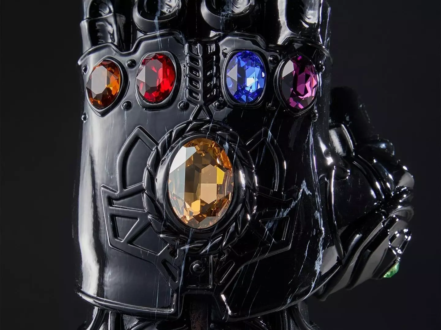 KITH 攜手漫威 Marvel 打造「施華洛世奇水晶」無限手套，全球限量 30 組盲盒開賣！