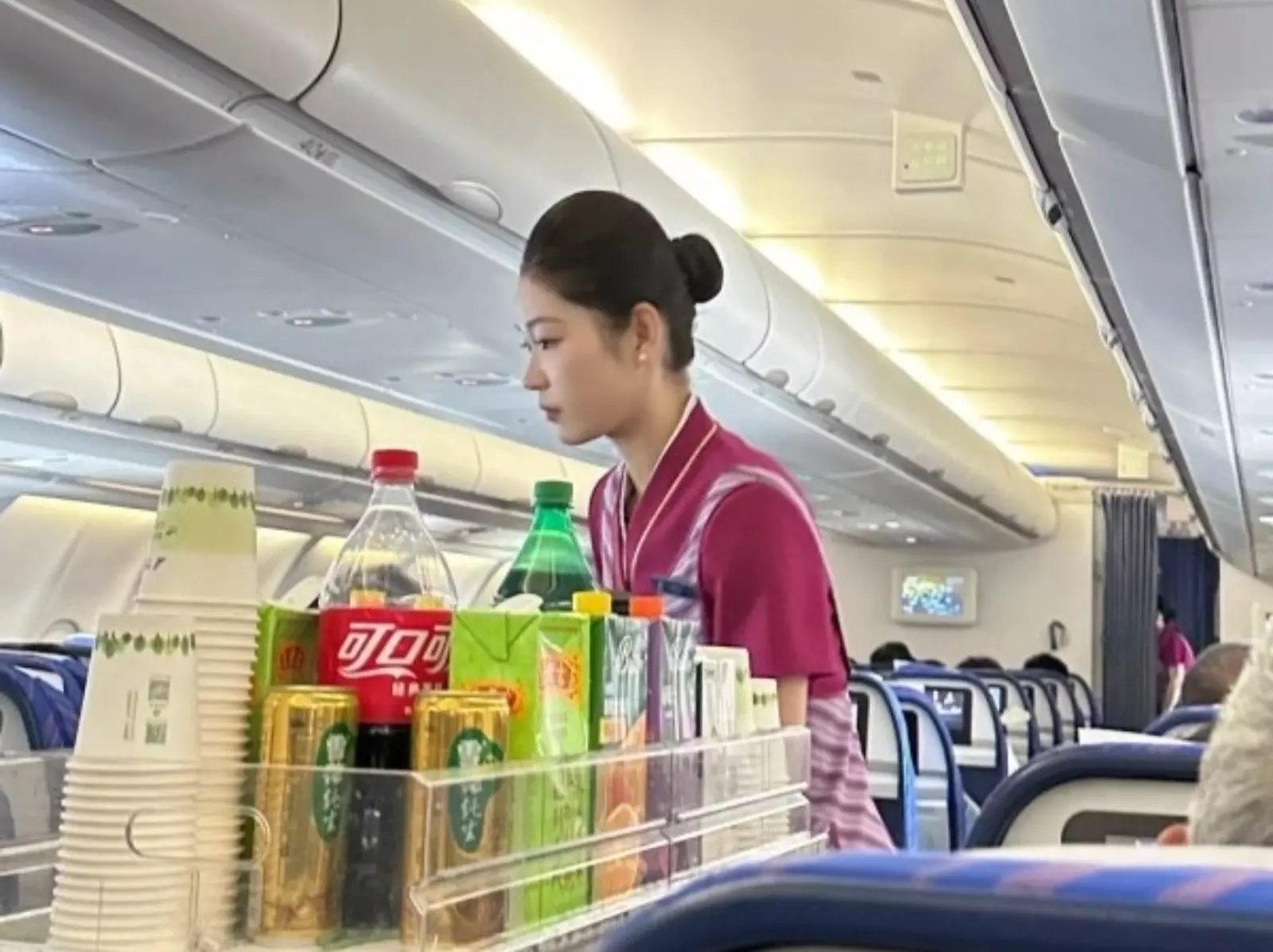 飛機上可以換座位嗎？空服員 7 大地雷行為：疊餐盤、點飲料⋯小心變成奧客！