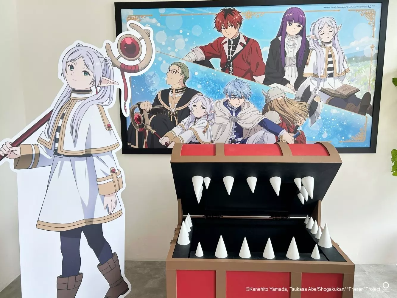 「葬送的芙莉蓮 X FANFANS CAFÉ」主題快閃咖啡廳登場，打卡場景、特色主題餐點⋯亮點介紹一次看！