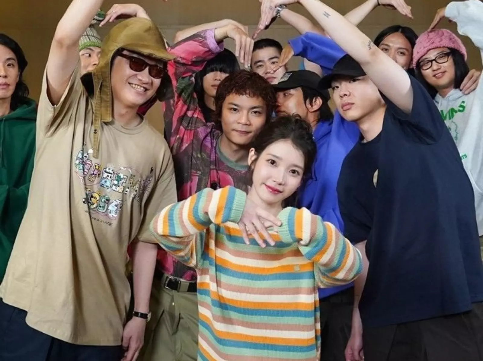 落日飛車、HYUKOH 驚喜現身 IU 節目台灣粉絲嗨翻！三人竟意外發現這個神秘連結！