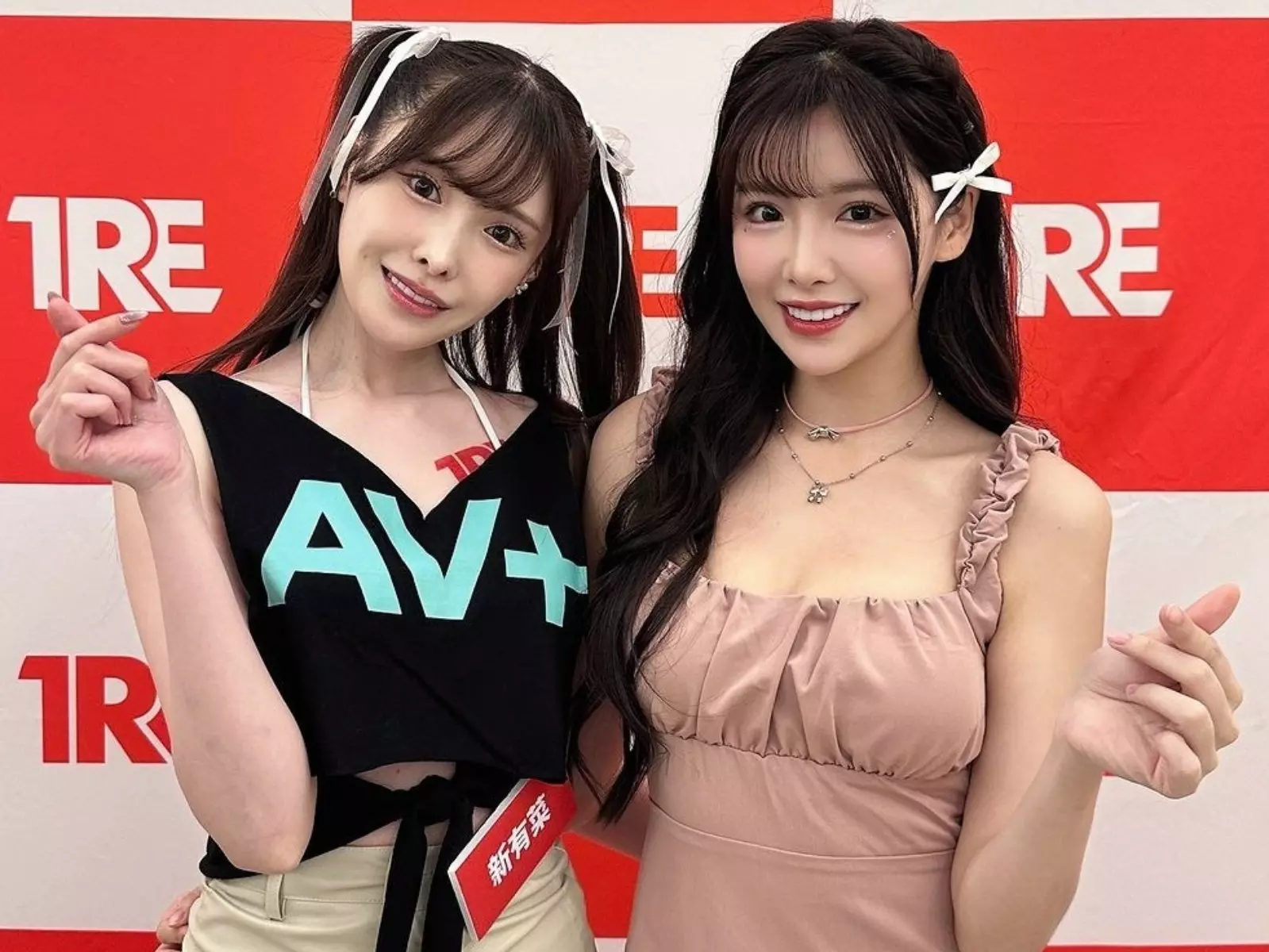 新有菜、菲菲「TRE 台北國際成人展」夢幻合影，網驚呼：「根本就是雙胞胎！」【老司J開車】