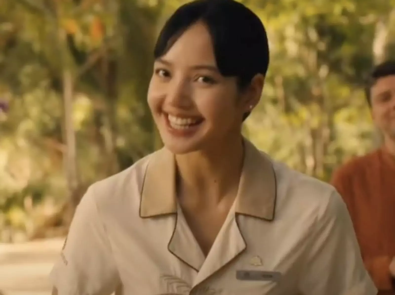 BLACKPINK Lisa 加盟 HBO《白蓮花大飯店》第 3 季預告曝光！疑似飾演接待員掀熱議！