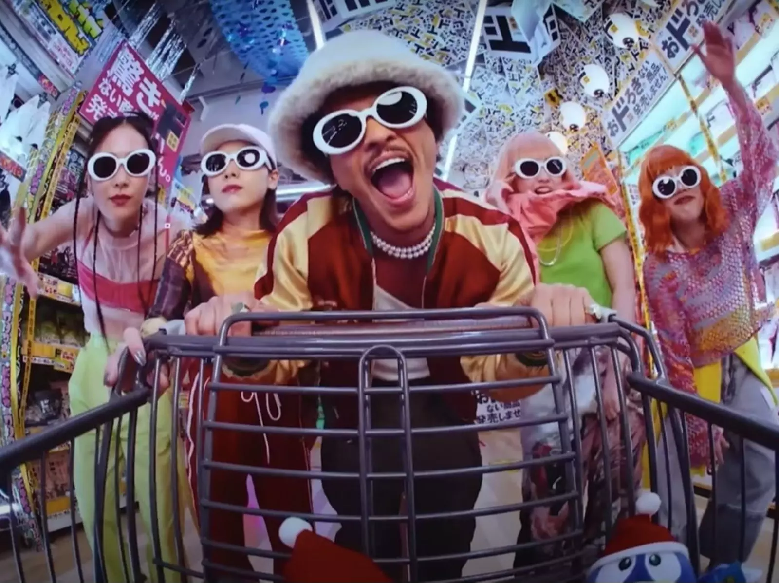 火星人布魯諾 Bruno Mars 跨界 Donki 唐吉軻德拍攝廣告、推出限量聯名商品！販售時間、地點搶先看～