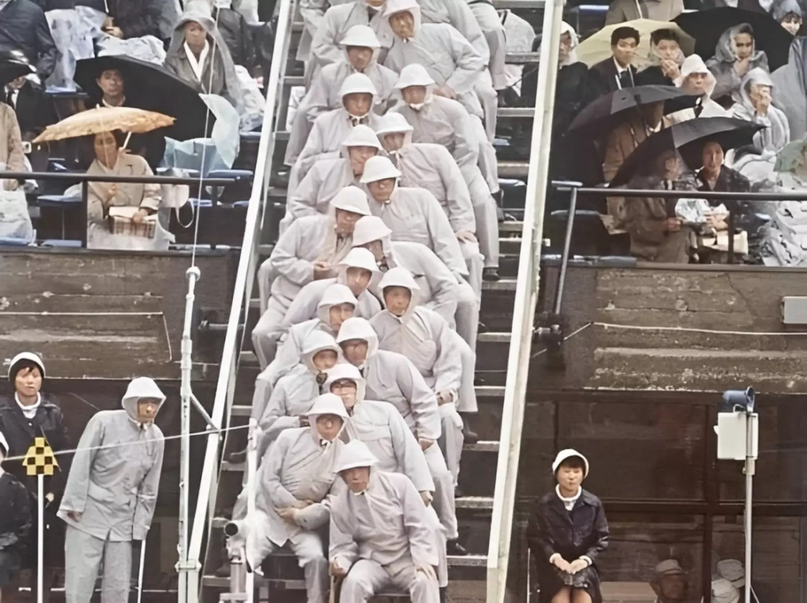 1964 東京奧運田徑賽由 22 位裁判共同監督！畫面曝光引網笑：「超級變變變？」