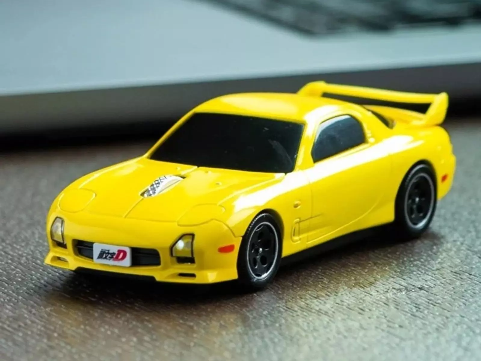 《頭文字 D》高橋啟介 Mazda RX-7 造型滑鼠登場，在電腦桌上也能飆高速！