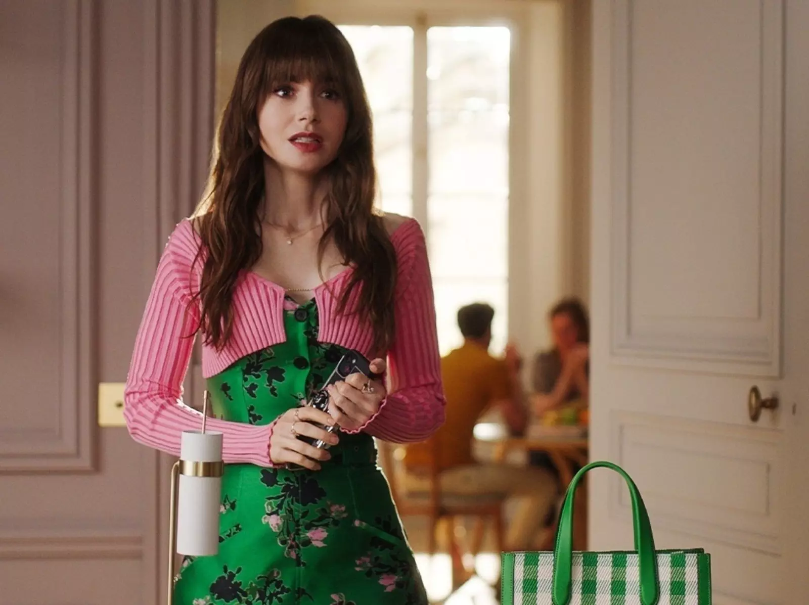 Netflix《艾蜜莉在巴黎 Emily in Paris》第 4 季包包品牌款式整理！其中「這咖」萬元內無痛入手～