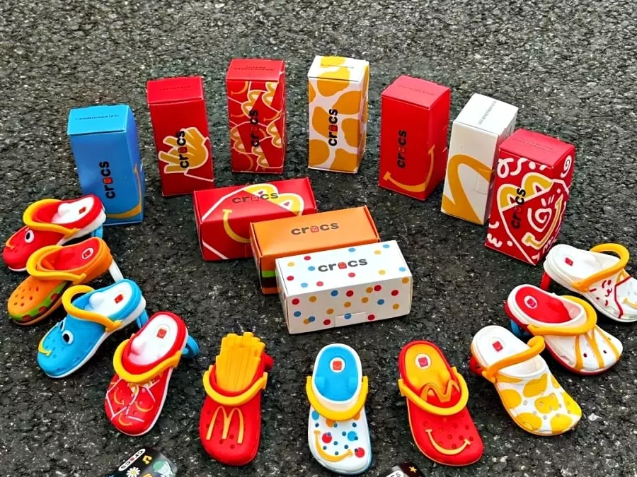麥當勞 × Crocs 聯名推出超萌盲盒鑰匙圈，網瘋喊：「全款拿下！」