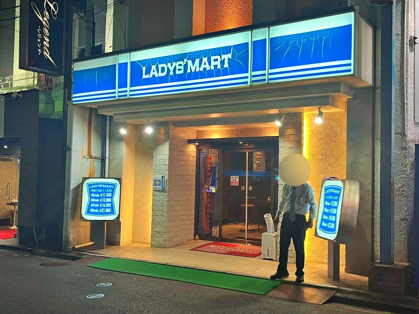 日本網友逛 Lawson 誤闖風俗店「LADY'S MART」！招牌樣式根本一樣引熱議！