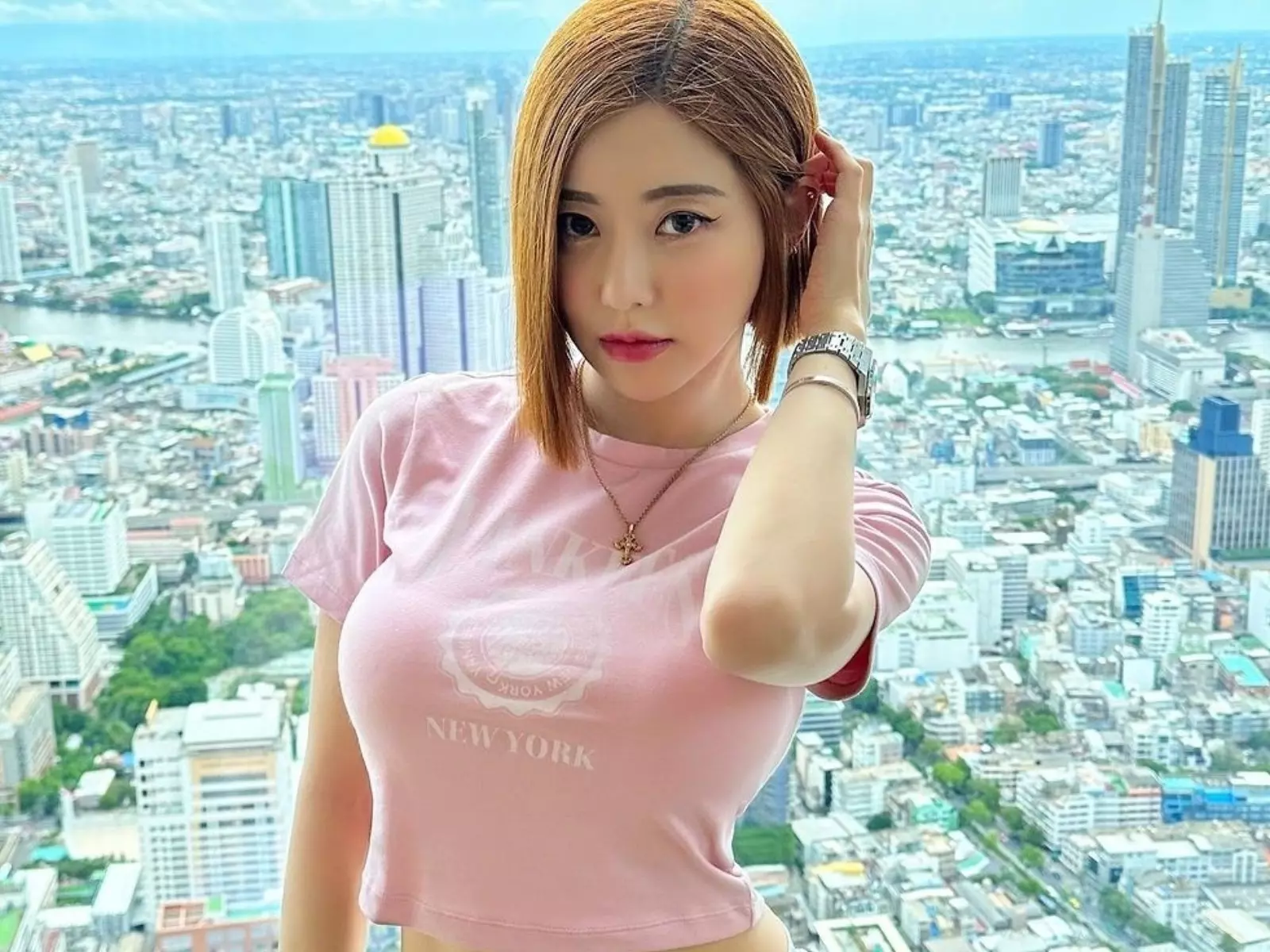 DJ SODA 打碟「超頻震動」太犯規，「超極簡比基尼」肩帶快要扛不住！【野生抓正妹】