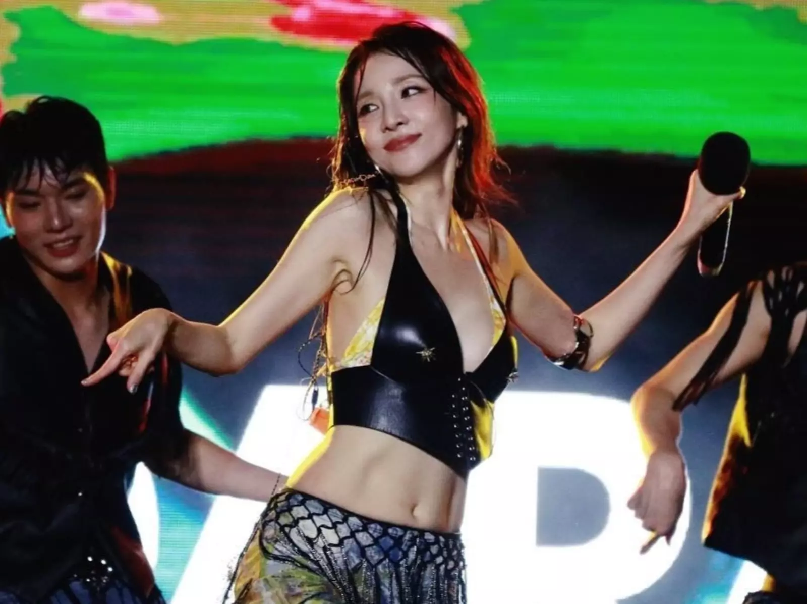 2NE1 Dara 擔任 WATERBOMB 表演嘉賓！超凍齡外貌引網讚：「看不出來要 40 歲了！」