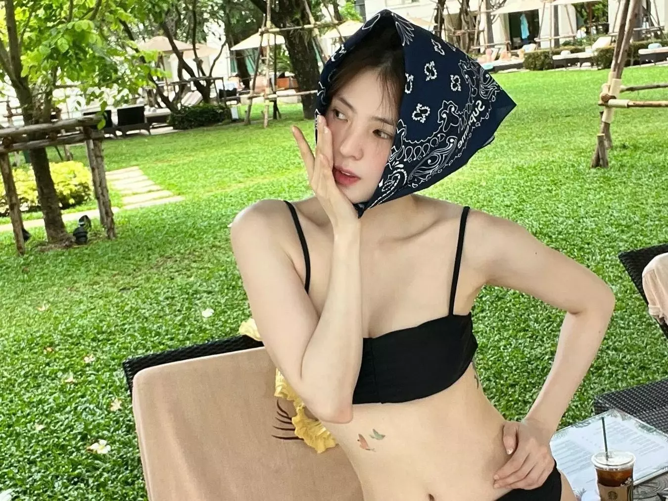 韓韶禧（한소희）黑色泳裝大露白皙美腰，真的是美到太「腰」壽！