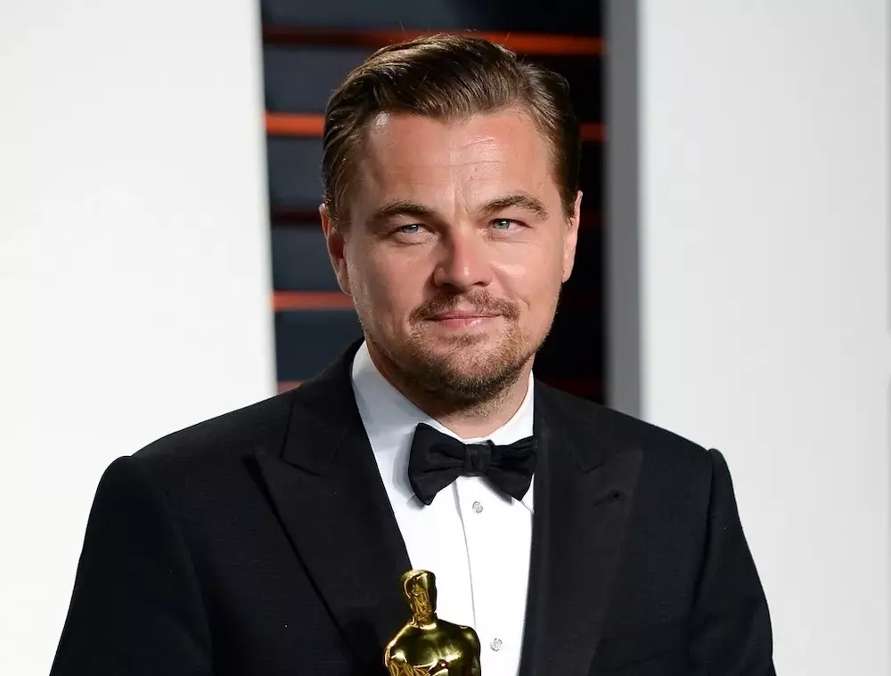 影帝李奧納多 Leonardo DiCaprio 花錢不手軟丟 5 萬歐元當小費，網友：想離職當服務生了...