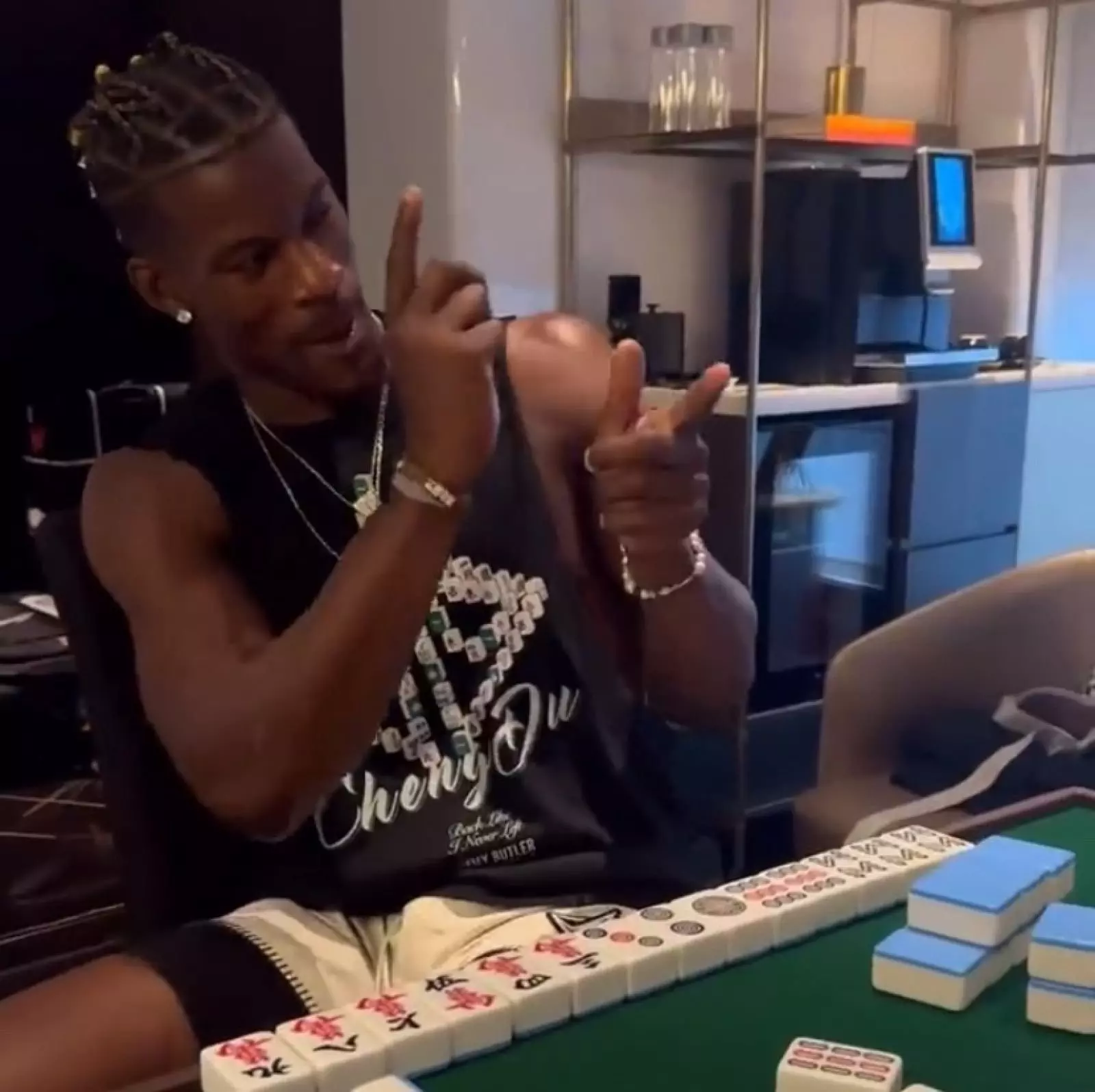 NBA／Jimmy Butler 四川學打麻將影片曝光，狂喊「胡」’s Your DADDY 讓網友笑翻！
