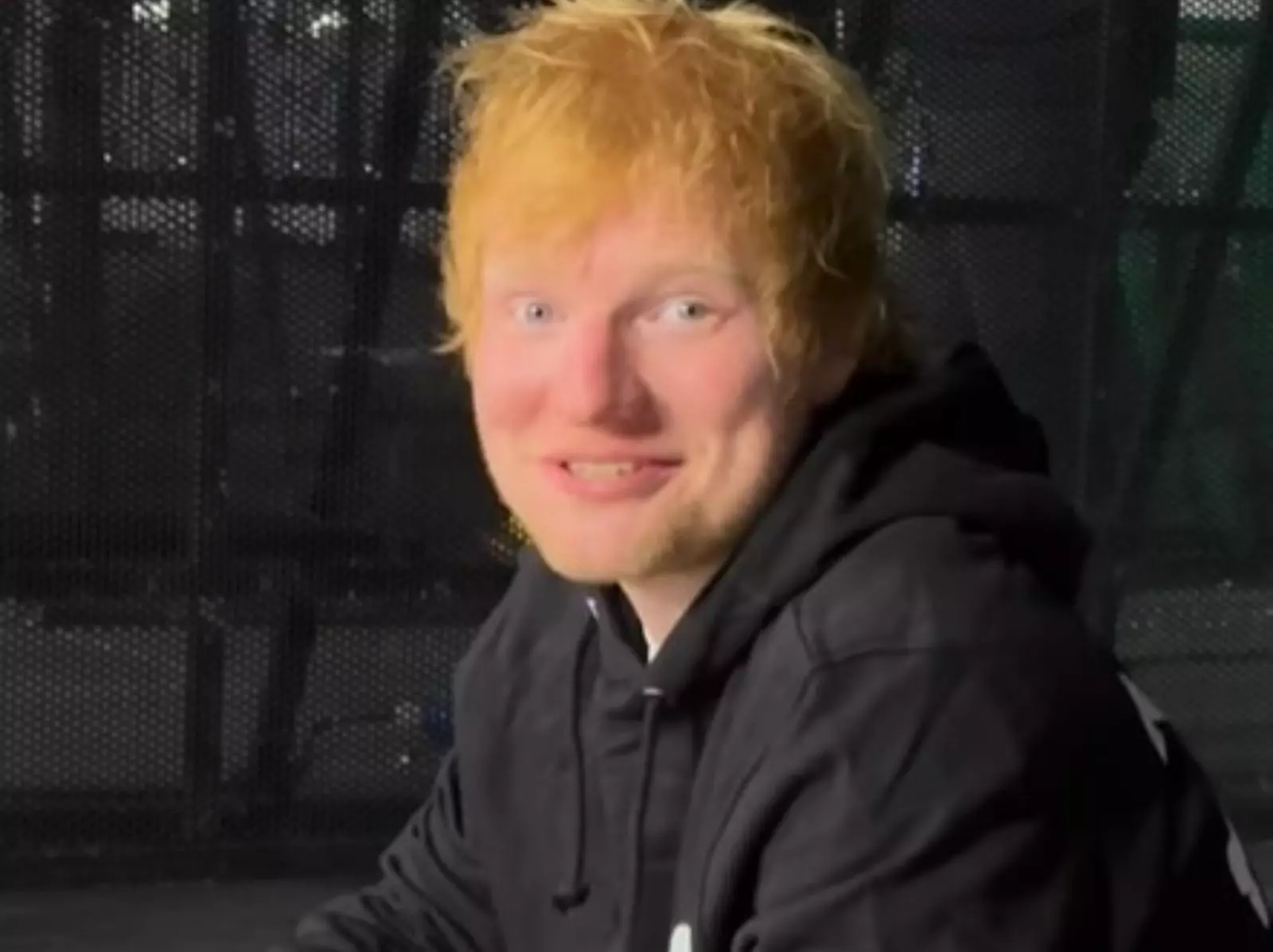 紅髮艾德 Ed Sheeran 演唱會開始前用大螢幕玩《寶可夢競技場》，果然是寶可夢鐵粉！