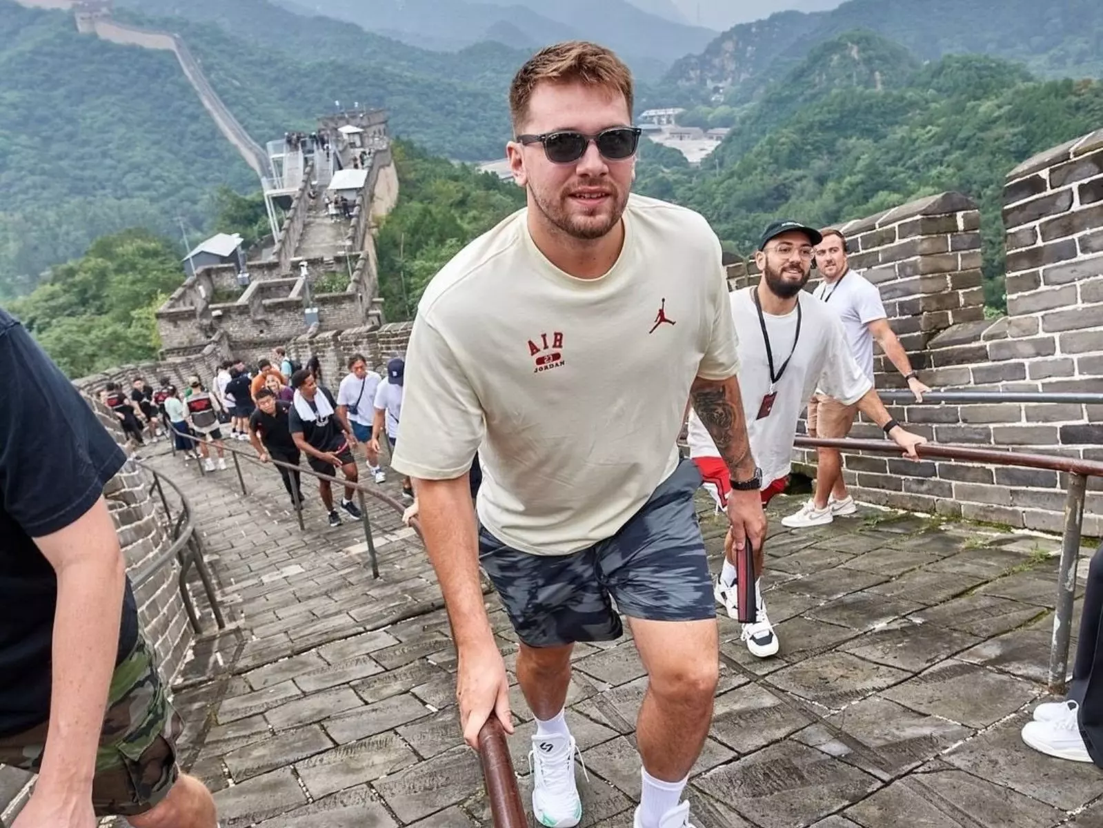 NBA／Luka Doncic「拿拐杖」爬萬里長城：「我從斯洛維尼亞帶來的。」
