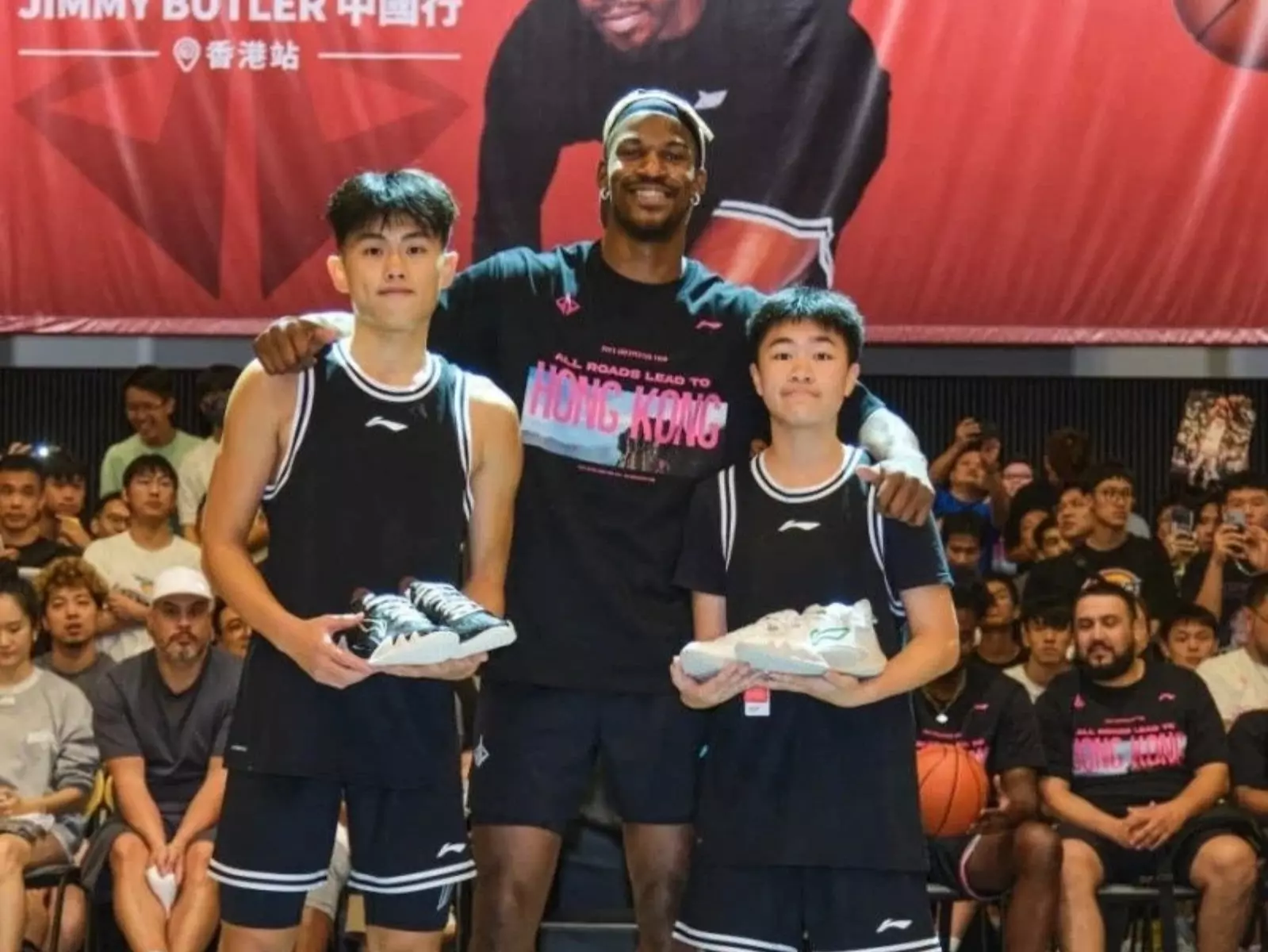 NBA／ Jimmy Butler 被中國球迷騎 5 公里腳踏車緊追，主動下車簽名讓對方激動落淚！