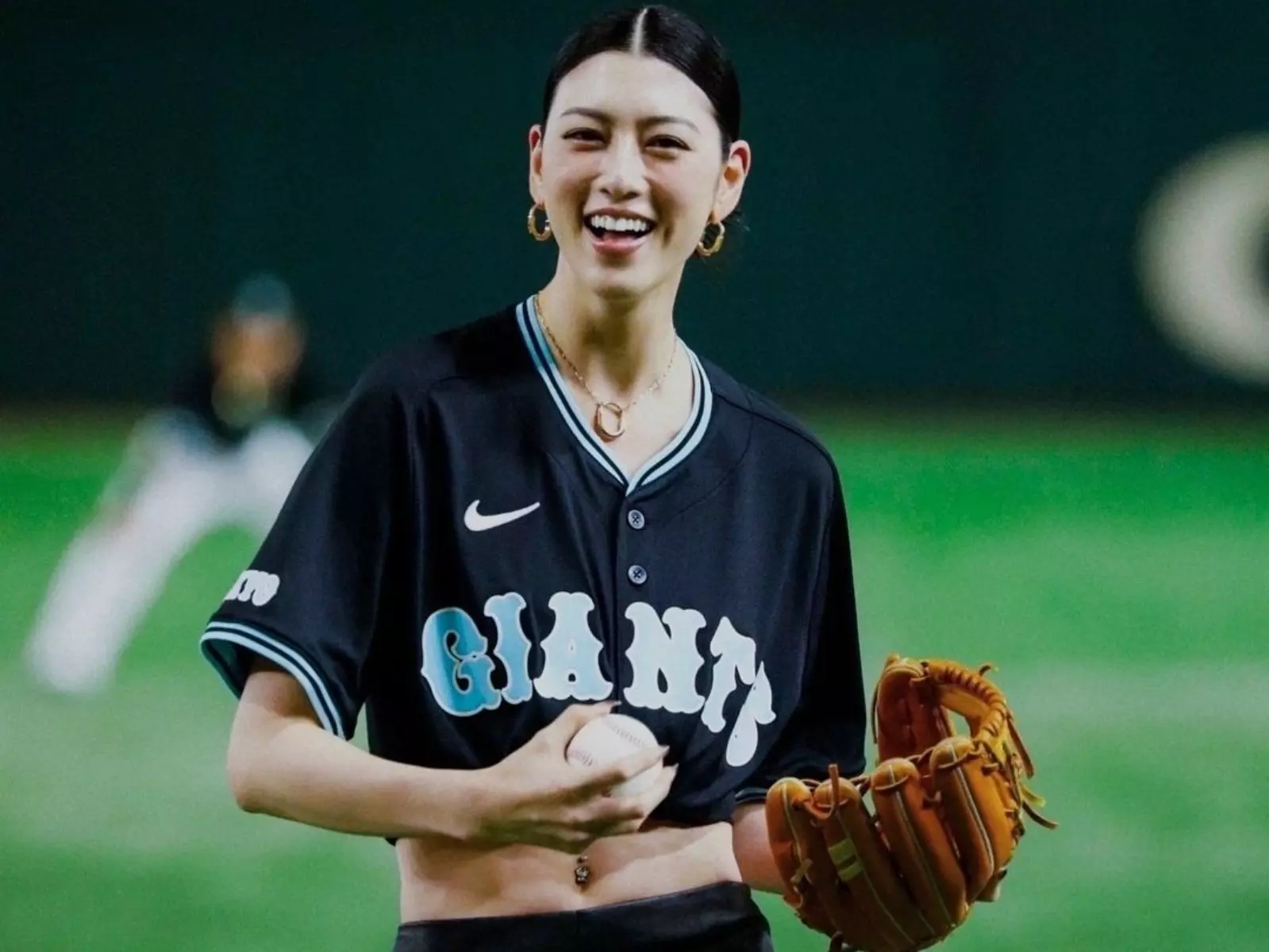 周杰倫 MV 女星「三吉彩花」華麗開球，極致曲線獲大批網友盛讚！