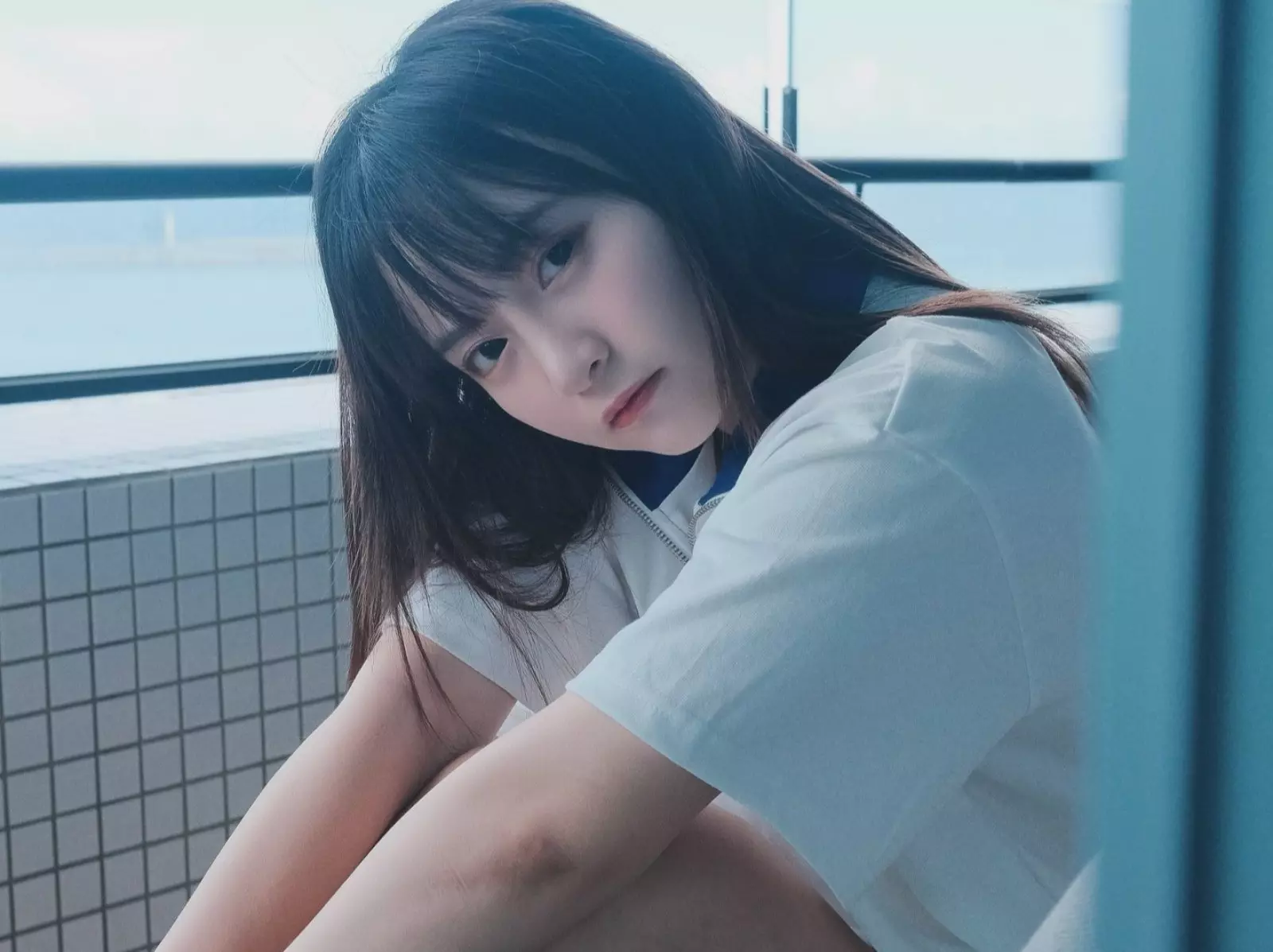 王齊麟女友陳詩媛十元 5 招日系矮個子穿搭術：蕾絲背心、透膚襯衫⋯藏肉顯高的活潑魅力！