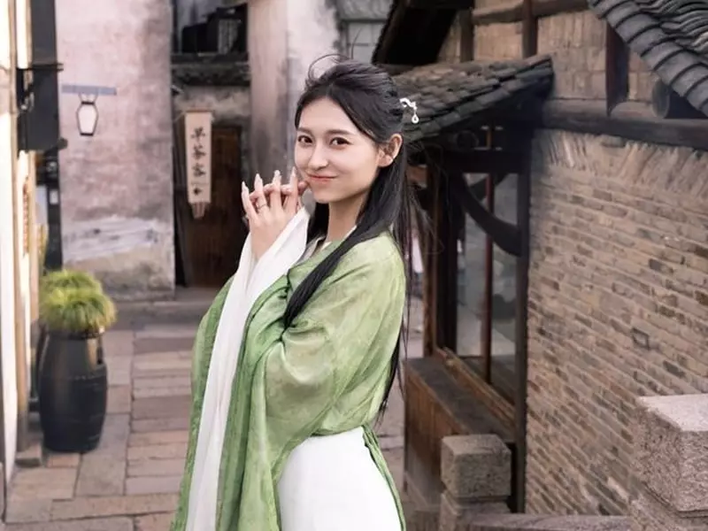 祈錦鈅產後復出大解放！單穿罩衫若隱若現引朝聖！【野生抓正妹】