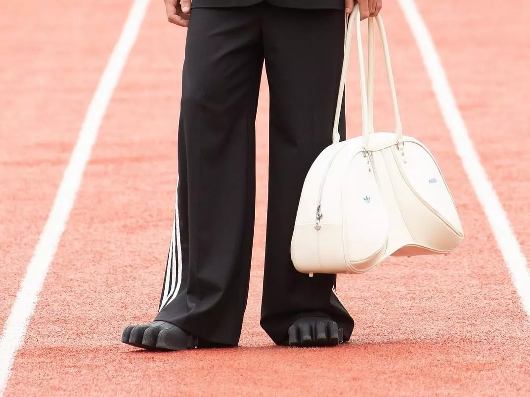 AVAVAV 攜手 adidas Originals 釋出聯名「怪奇四趾鞋」，米蘭時裝週最佳運動鞋誕生？