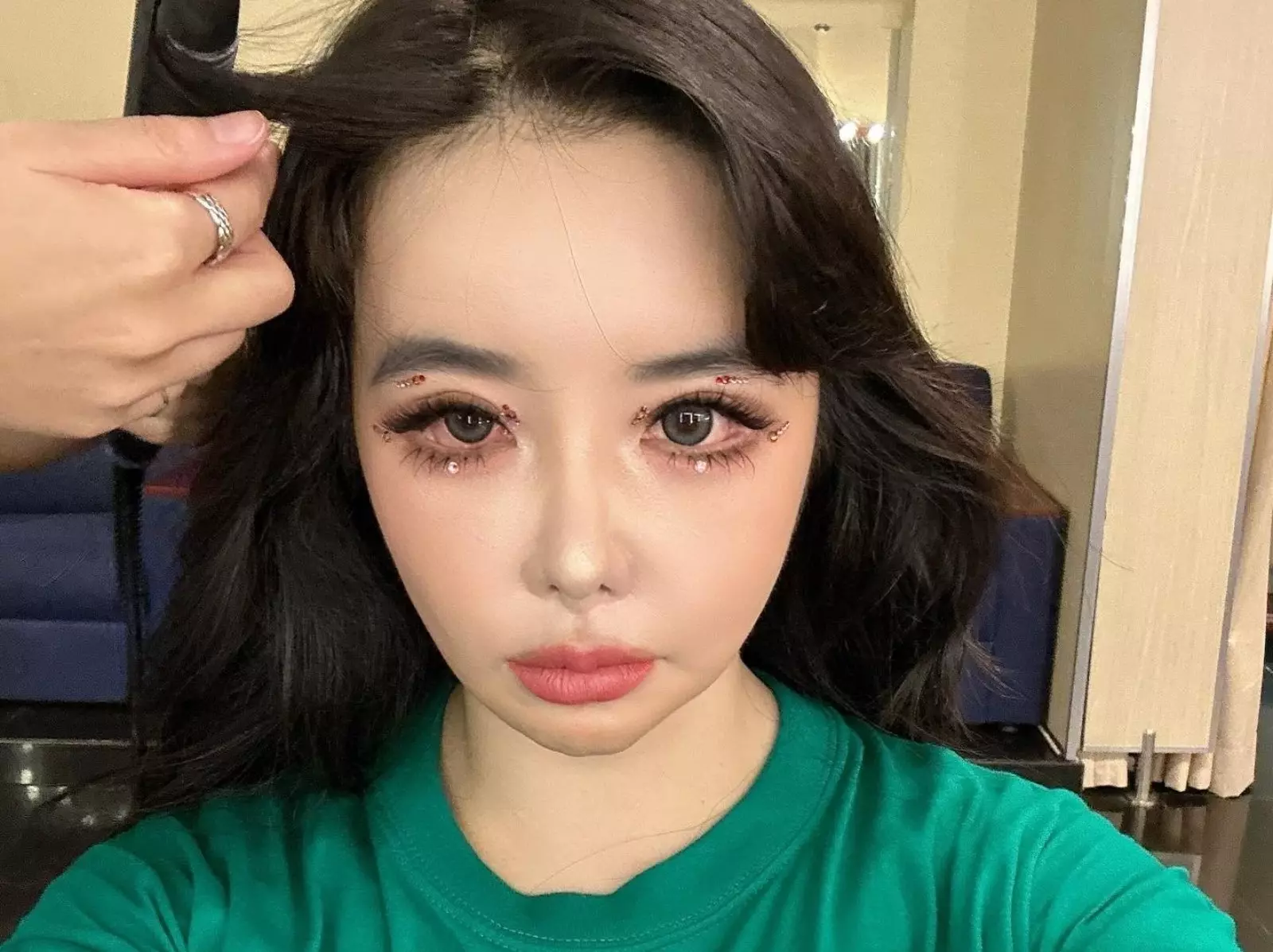 2NE1 朴春激瘦畫面曝光，修長美腿引熱議！網驚：「這不是修圖！」